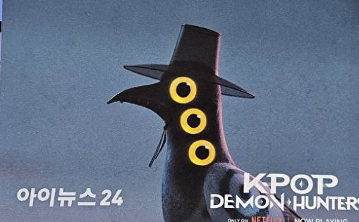 뉴욕 갤럭시 익스피리언스 스페이스에 전시된 넷플릭스 화제작 '케이팝 데몬 헌터스'의 까치 '서씨' 이미지. 세 개의 눈을 가진 까치 서씨는 '갤럭시 카메라'를 연상시켜 온라인 상에서 '갤럭시 까치'로 화제를 모은 바 있다. 삼성전자도 지난 9일 공식 유튜브 채널에 서씨 영상을 게재했다.[사진=박지은 기자]