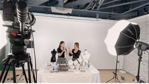 소담스퀘어 부산 스튜디오 내 실시간 방송 판매 촬영·송출 모습 부산시 제공