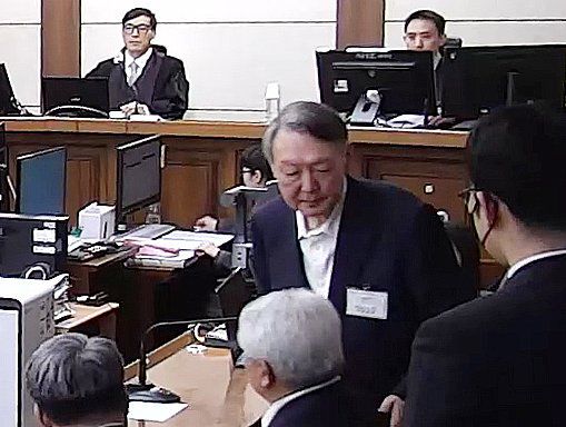 윤석열 전 대통령이 16일 오후 서울 서초구 중앙지방법원에서 체포 방해와 국무위원 심의권 침해 등 혐의 1심 징역 5년을 선고받은 뒤 퇴장하고 있다. 뉴스1