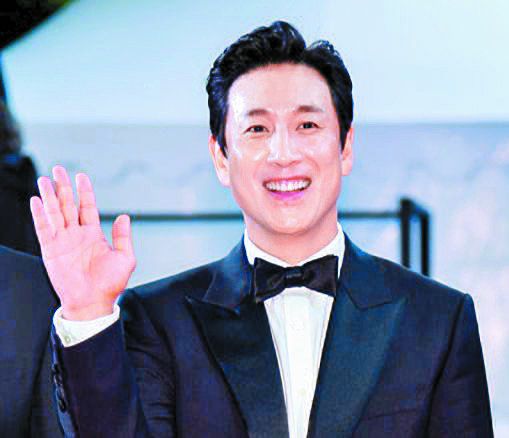 재난영화 '탈출: 프로젝트 사일런스'가 제76회 칸영화제 미드나잇 스크리닝(심야상영) 부문에 처음 선보인 지난해 5월 이선균이 레드카펫에 참석한 모습이다. 연출을 맡은 김태곤 감독과 주연 배우 이선균, 주지훈, 김희원, 제작자인 김용화 감독이 현장에 함께했다. 사진 CJ ENM