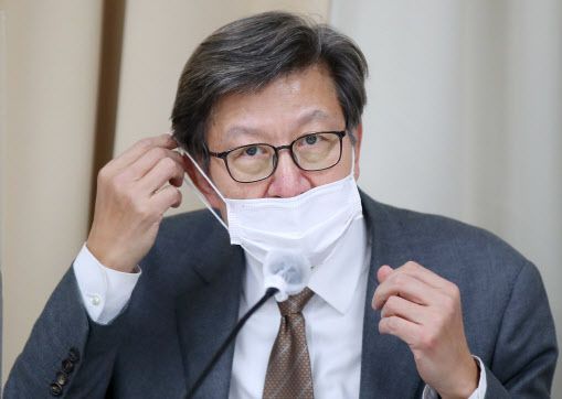 10일 오후 서울 마포구 마포현대빌딩에서 열린 ‘더 좋은 세상으로(마포포럼)’ 정례 세미나에서 부산시장 출마 의사를 밝힌 박형준 동아대 교수가 마스크를 벗고 있다. (사진=연합뉴스)