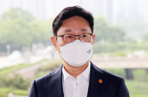 박범계 법무부 장관이 12일 오전 경기 과천시 정부과천청사로 출근하며 취재진의 질문에 답하고 있다.(사진=뉴시스)