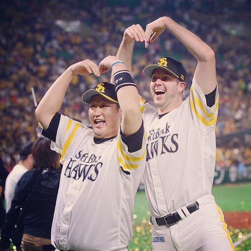 재팬시리즈 2연패를 달성하고 벤덴헐크와 함께 팬들에게 하트를 그려보이는 이대호. 그는 재팬시리즈 MVP를 수상했다. / 벤덴헐크 인스타그램