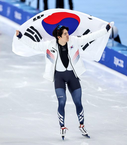 [올림픽]  차민규 평창에 이어 베이징에서도 은메달 - 한국의 차민규가 12일 오후 중국 베이징 국립 스피드스케이팅 경기장(오벌)에서 열린 2022 베이징 동계올림픽 스피드스케이팅 남자 500m 경기 2위로 은메달을 획득한 뒤 태극기를 들고 경기장을 돌고 있다. 2022.2.12 연합뉴스