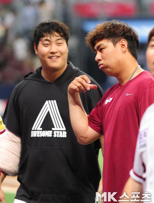 성희롱 혐의로 키움 히어로즈와 계약 해지된 윤영삼(오른쪽). 사진=김재현 기자