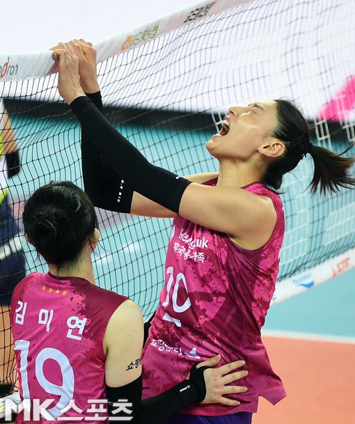 네트를 잡아당기며 자책하는 김연경.