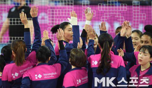 팀의 챔프전 출전을 위해 깁스한 손을 번쩍 들어올리며 후배들과 파이팅하는 김연경
