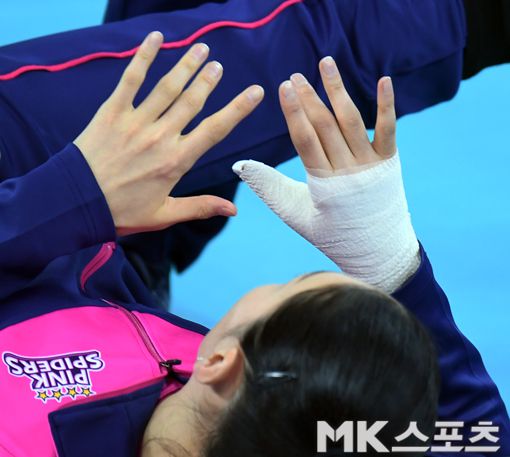 부상 입은 손을 바라보는 김연경