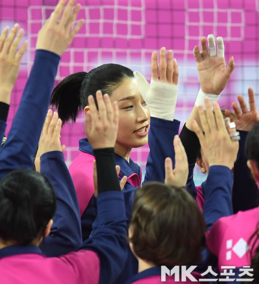 후배들을 격려하며 파이팅.