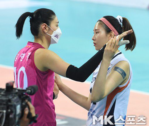 수훈선수 인터뷰를 마친 김연경이 기업은행 김수지와 포옹을 나누며 우정을 과시했다.