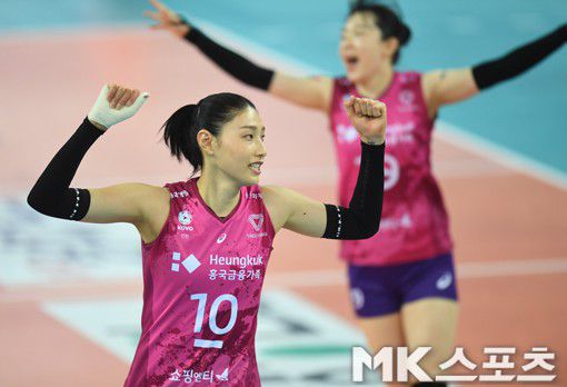 김연경이 부상 투혼으로 흥국생명을 챔피언결정전으로 진출시킨 2020-21 V리그 플레이오프 3차전 시청률이 평균 및 순간 최고 모두 남녀부를 통틀어 프로배구 단일경기 신기록을 경신했다. 사진=MK스포츠DB