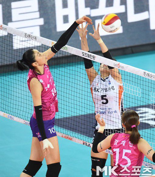 상대를 속이는 감각적인 왼손 스파이크.