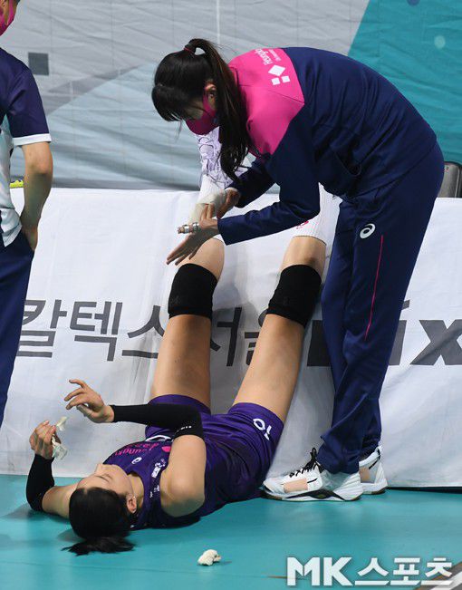 지친 김연경이 안쓰럽기만 하다.