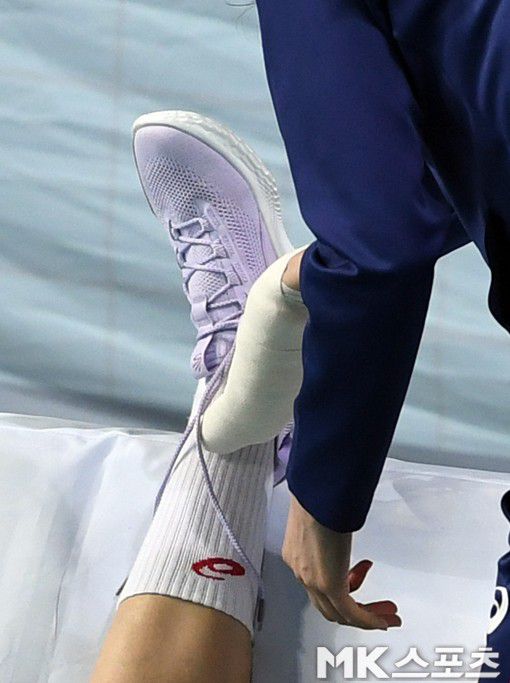 깁스한 오른손으로 애써 끈을 풀어보려 했지만 여의치가 않다.