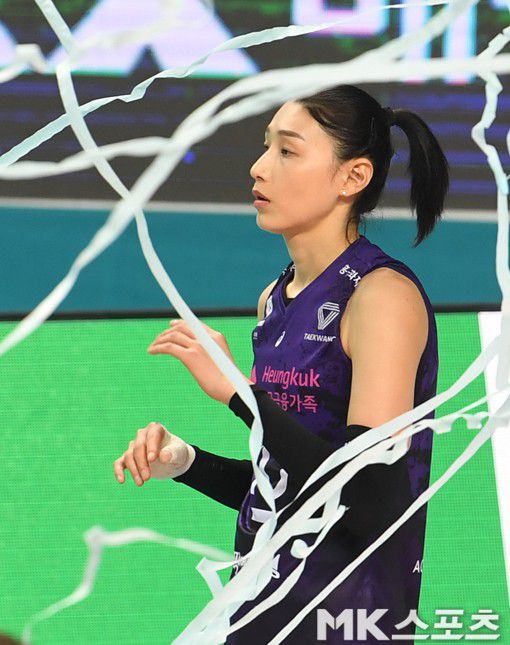 GS칼텍스의 축포를 바라보는 김연경.