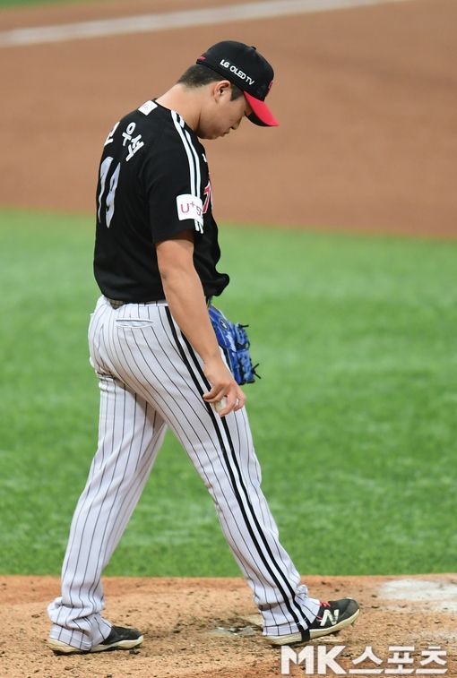 고우석이 올 시즌 최다 블론 세이브 기록을 세우며 고전하고 있다. 블론 세이브를 한 뒤 고개를 숙이고 있는 고우석.              사진=김재현 기자