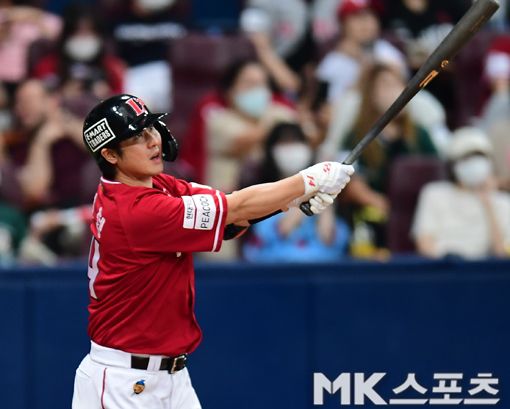 최정이 홈런을 친 뒤 날아가는 공을 바라보고 있다.       사진=김재현 기자