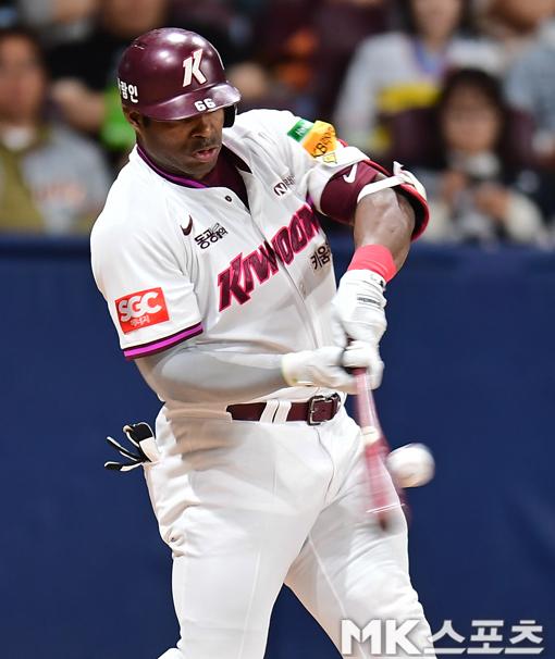 푸이그가 9일 고척 한화전에서 홈런을 치고있다. 사진(고척 서울)=김재현 기자