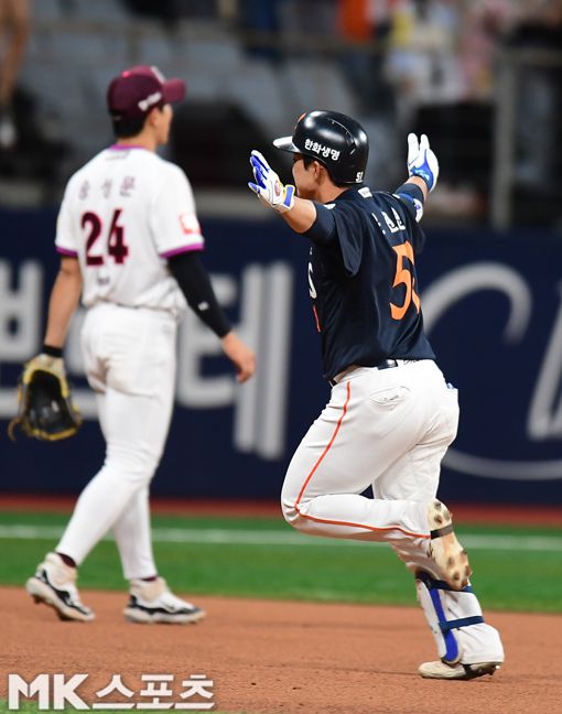 한화 문현빈이 9일 고척 키움전에서 결승포를 친 뒤 베이스를 돌고있다. 사진(고척 서울)=김재현 기자