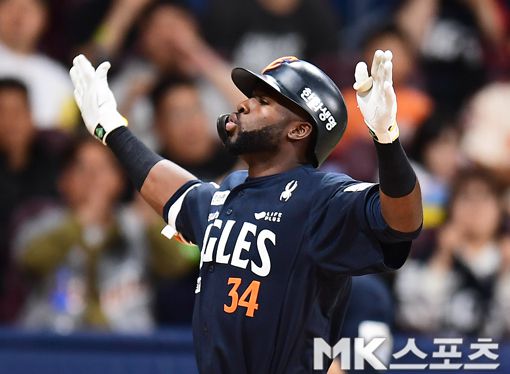 플로리얼이 고척 키움전에서 홈런을 친 뒤 기뻐하고 있다. 사진(고척 서울)=김재현 기자