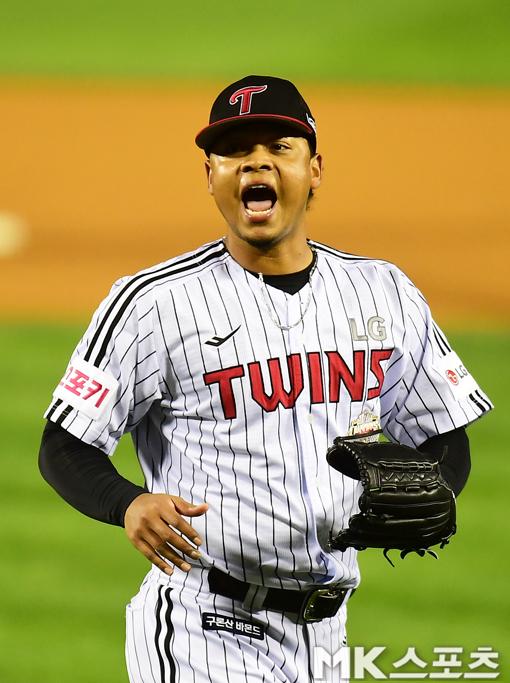 지난달 15일 잠실 삼성전에서 예상치 못한 부상과 마주한 에르난데스. 사진=김재현 기자