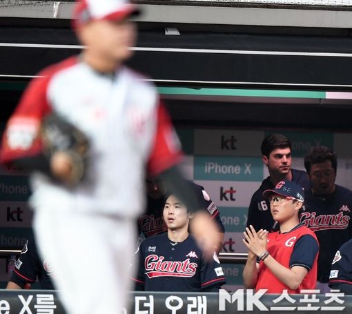 박세웅(오른쪽)이 실점을 한 동생 박세진을 보고 있는 장면. 사진=김재현 기자
