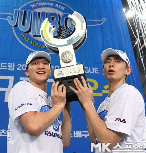 한선수는 대한항공 영광의 시대를 이끌었다. 지난 2018-2019시즌 정규시즌 우승을 확정한 뒤 정지석과 트로피를 들어 올리고 있는 한선수. 사진= MK스포츠 DB