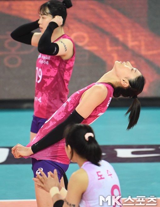 이어지는 실점에 유니폼을 잡아당기는 김연경.