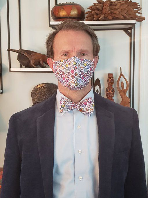 몽고메리씨의 사진을 보고 넥타이와 마스크를 깔맞춤한 사진을 따라 올린 남성. [트위터 캡처]