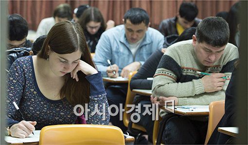 한국어능력시험을 보고 있는 외국인들. 아시아경제DB.