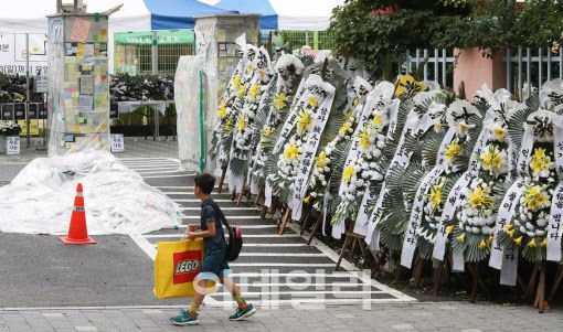 지난 24일 오전 교사가 교내에서 극단적 선택을 한 서울 서초구 서이초등학교 앞으로 한 시민이 지나고 있다.(사진=뉴시스)