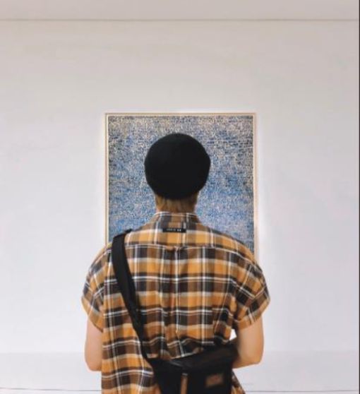 2019년 10월 호암미술관 <한국 추상미술의 여정>에서 김환기의 그림을 감상하는 RM. 출처=방탄소년단 SNS