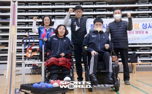 강순혜 보조선수, 변자영선수, 사영태 감독, 원석법선수, 허홍석 활동지원사(왼쪽부터)가 기념촬영을 하고 있다.