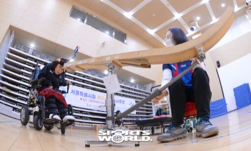 변자영 선수가 강순혜 보조선수(어머니)와 함께 훈련을 하고 있다.