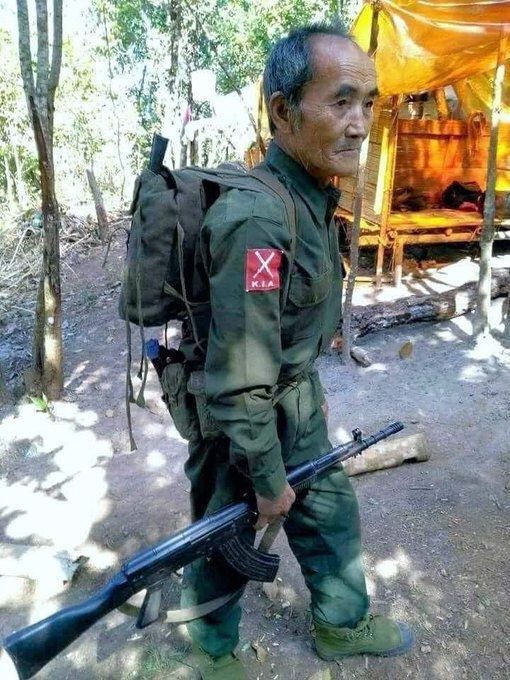 미얀마 군대 탓마도가 벌이고 있는 무고한 양민학살에 맞서겠다며 카친독립군(KIA)에 재입대한 노병의 모습./사진=SNS캡쳐 갈무리