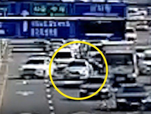 지난 3월 31일 오전 A 씨 차량이 성남시 분당구 정자동 편도 6차선 도로 5차로에 오랜 시간 정차하고 있는 모습. 경기남부경찰청 제공.