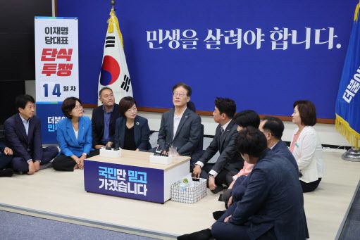 더불어민주당 이재명 대표가 13일 국회 당 대표실에서 더좋은미래 소속 의원들을 만나고 있다. (사진=연합뉴스)