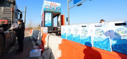 중국 당국이 산업용 요소 수출 통관을 보류한 가운데 4일 인천 연수구 인천신항 인근 도로변에서 대형화물차 운전기사가 요소수를 넣고 있다. (사진 = 연합뉴스)