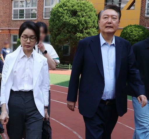 윤석열 전 대통령과 김건희 여사가 21대 대통령 선거일인 지난 3일 서울 서초구 원명초등학교에 마련된 서초4동 제3투표소에서 투표를 마친 뒤 차량으로 향하고 있다.(사진=공동취재단)