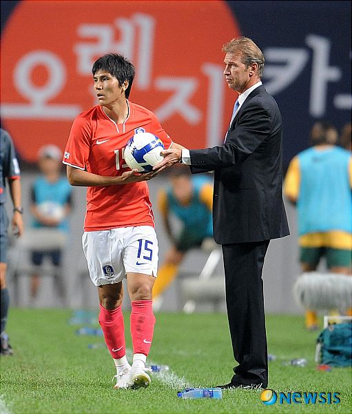 【서울=뉴시스】이동원 기자 = 5일 오후 서울월드컵경기장에서 열린 한국과 호주의 평가전에서 핌 베어벡 호주대표팀 감독이 라인 밖으로 벗어난 공을 김동진에게 넘겨주고 있다. dwlee@newsis.com