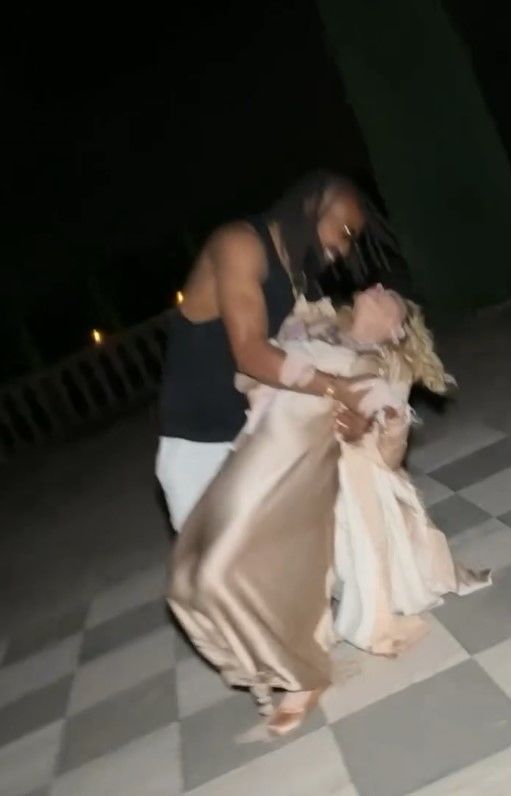 [서울=뉴시스] 팝스타 마돈나(오른쪽)가 연인 아킴 모리스와 시간을 보내는 모습. (사진=마돈나 인스타그램 캡처) 2025.08.20. photo@newsis.com *재판매 및 DB 금지