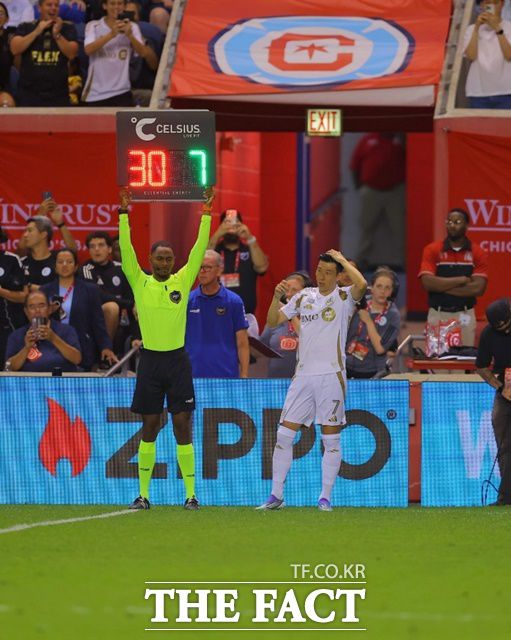 LAFC의 손흥민이 10일 시카고 파이어와 2025 MLS 원정경기 후반 16분 1-1 상황에서 교체멤버로 그라운드에 나서기 위해 대기하고 있다./LAFC
