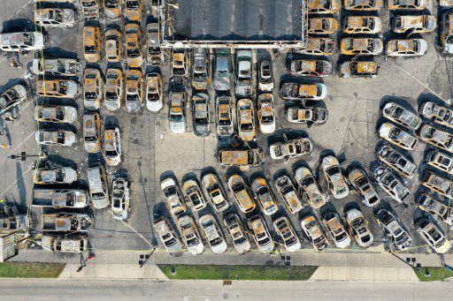 미국 위스콘신 '흑인 피격' 항의 시위로 불에 탄 자동차들/사진=AFP