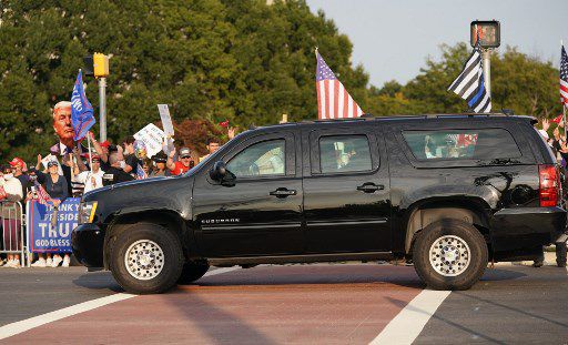 도널드 트럼프 미국 대통령이 4일 오후 병원을 나와 지지자들에게 인사했다/사진=AFP