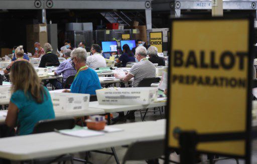 19일(현지시간) 캘리포니아주 산타아나지역에서 선거 업무 담당자들이 우편투표된 표들을 집계, 처리하고 있다./사진=AFP