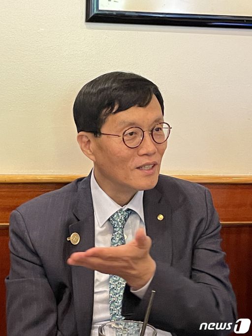(워싱턴(미국)=뉴스1) = 이창용 한국은행 총재가 13일(현지시간) 미국 워싱턴DC의 한 음식점에서 G20 재무장관·중앙은행총재회의 동행기자단과 간담회를 진행하고 있다.(한국은행 제공) 2023.4.14/뉴스1  Copyright (C) 뉴스1. All rights reserved. 무단 전재 및 재배포 금지.