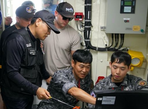 한·미 공동 수중조사팀이 소나(SONAR)에서 탐지된 데이터를 분석 및 토의하고 있다. /사진제공=국방부