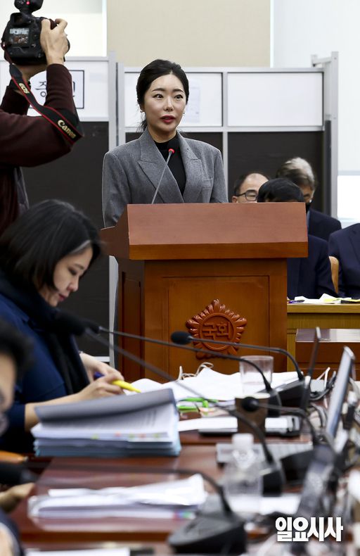 국회 출석한 무속인 ‘비단 아씨’ 이선진씨  ⓒ고성준 기자
