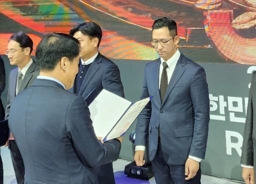 이해성 이랜텍 대표이사가 6일 2023 대한민국 산업기술 R&D 대전에서 국무총리상을 수여받았다. 국무총리상은 장영진 산업통상자원부 1차관이 시상했다. (이랜텍 제공)