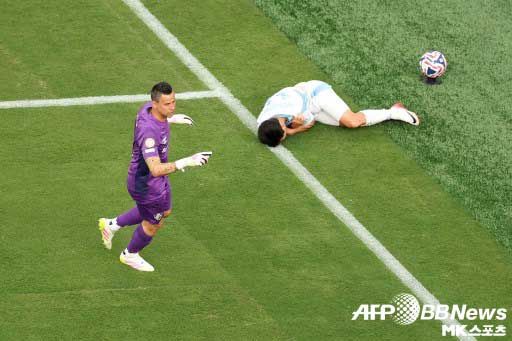 엄원상은 상대 골키퍼와 경합 도중 어깨를 다쳤다. 사진(美 이스트 러더포드)=ⓒAFPBBNews = News1